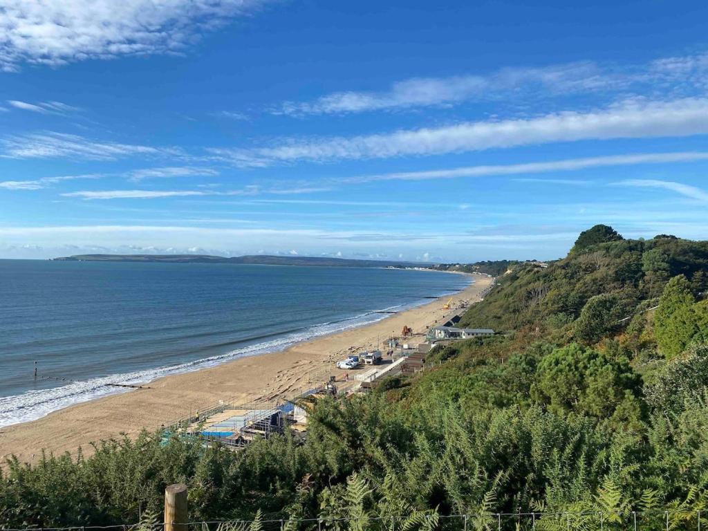 Central 3 Bed Town House - 8mins walk to beach WIFI photo 8