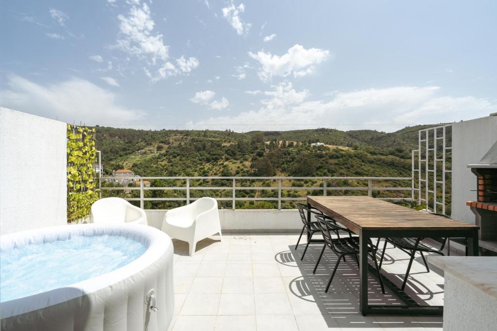 Sunny Flat w/ Jacuzzi & Balconies by Host Wise, Sesimbra