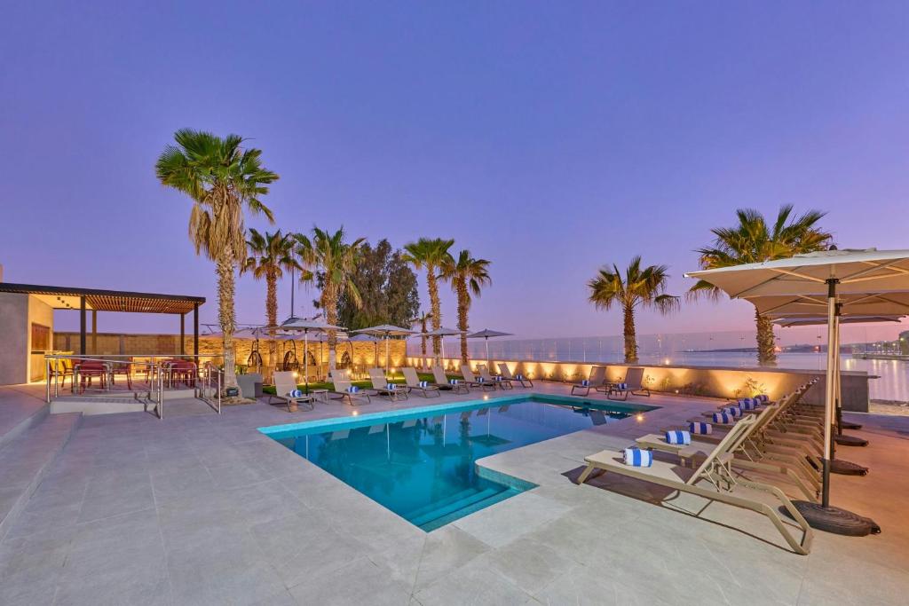 City Express by Marriott La Paz スイミングプール