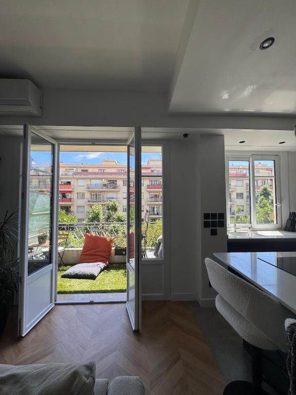 Beautiful 2-room, AC, Center, terrace, Nice