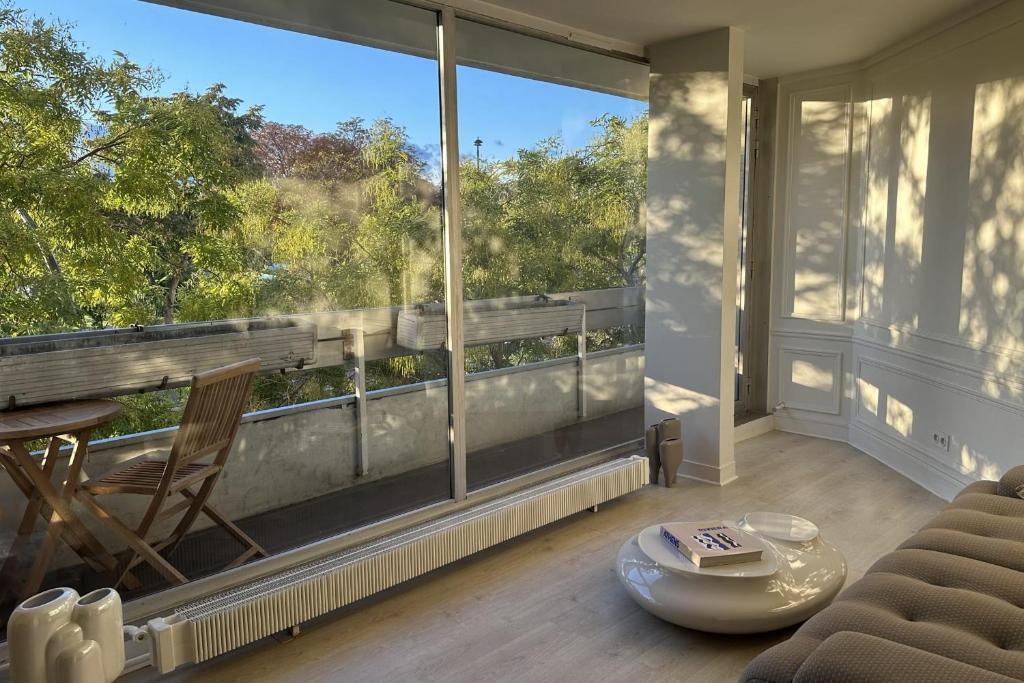 Bright apartment in Paris with balcony - 1