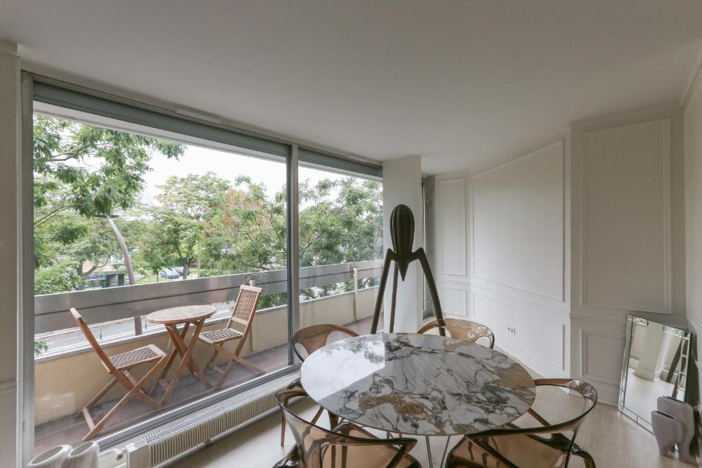 Bright apartment in Paris with balcony - 2