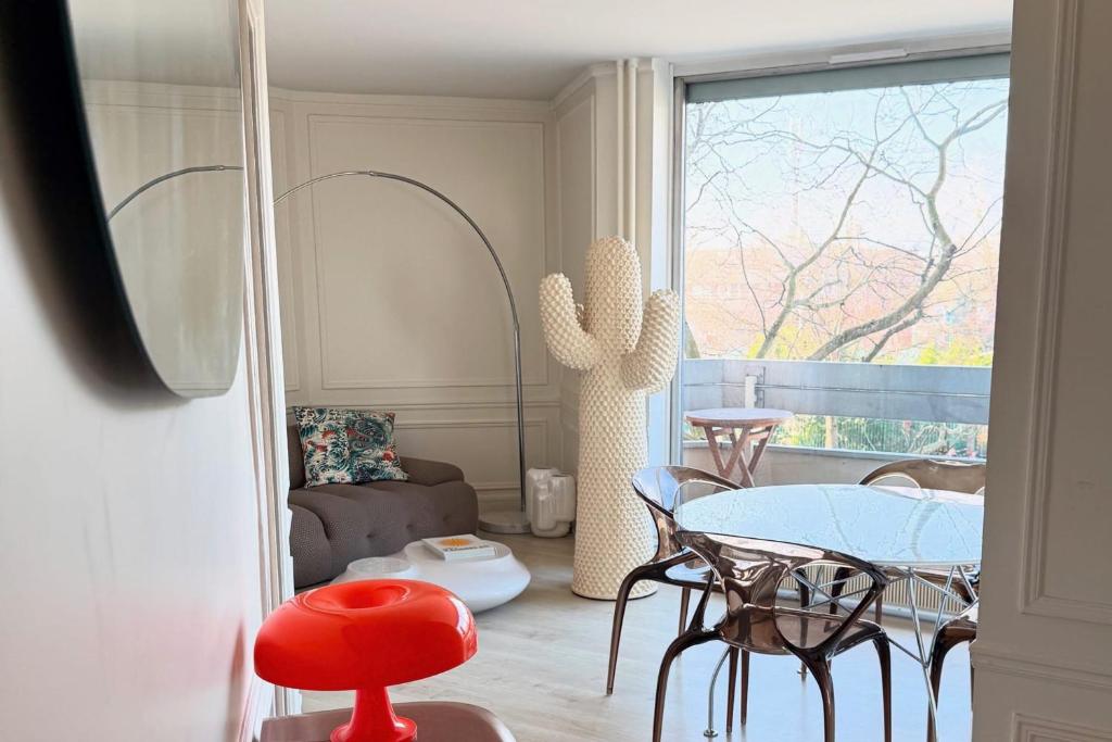 Bright apartment in Paris with balcony - 4