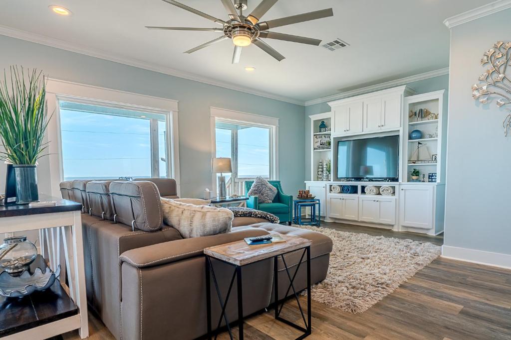 5BR Beachfront - Ocean Decks, Tiki Bar, Pet-Friendly & Sleeps 12, Crystal Beach