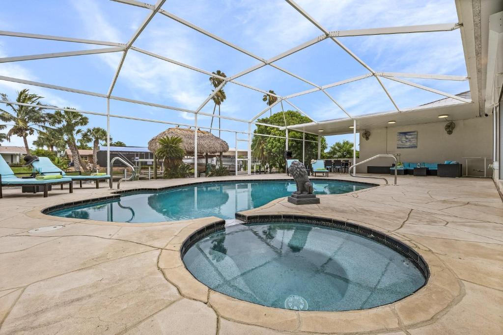 Heated Pool & Spa with Dock, Tiki Hut & Gulf Access - Coral Reef - Roelens, Cape Coral