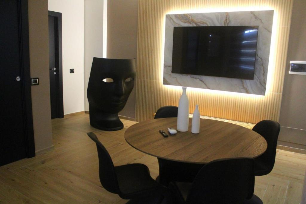 Exclusive Hub 53, Crotone