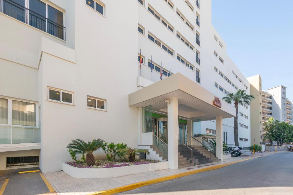 Hotel Parasol by Dorobe — Hotel building in Torremolinos, Andalusia