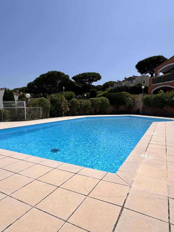 Holidays font mourrier, Cogolin