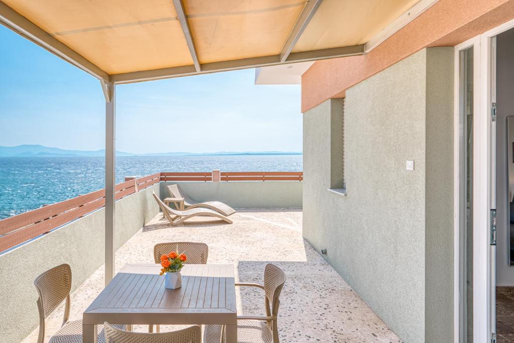 Loft Above the Blue, Chios