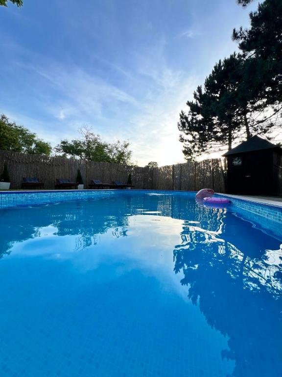 Pool House - 4