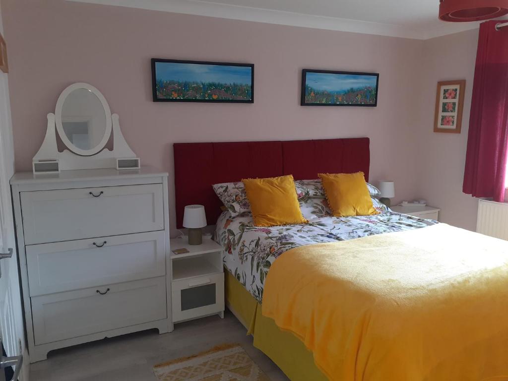 1-Bed Seaside Retreat - Sleeps 2 Parking & Garden, Peacehaven