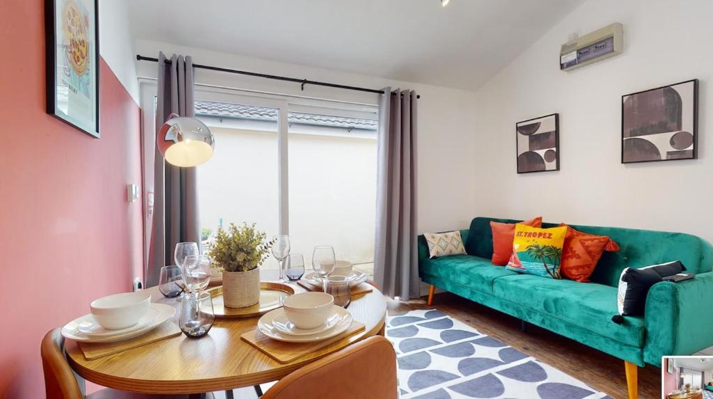 Central & Modern - Fast WIFI - 5 Min to Centre, Cardiff