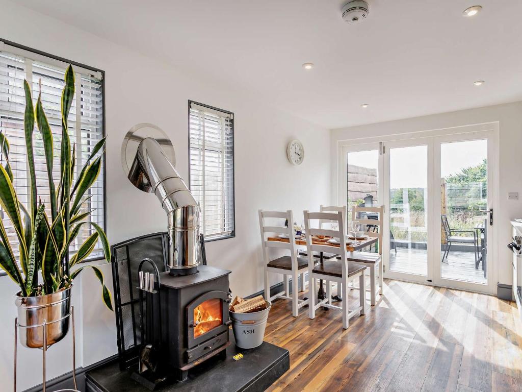 2 Bed in Westward Ho 41865, Westward Ho