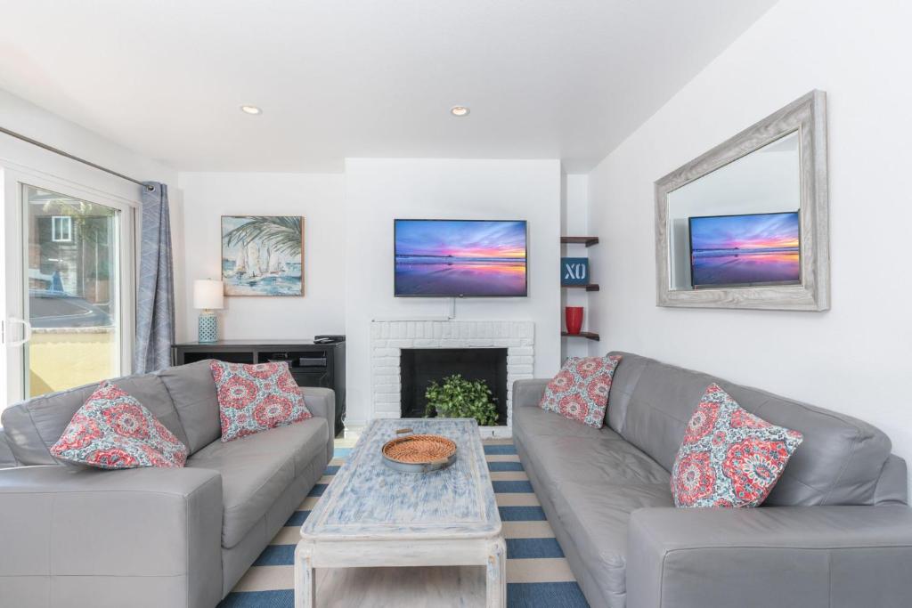 Updated 2Br W Ac, Large Patio, & Grill - One Block To Sand By Beachview Rentals, Newport Beach