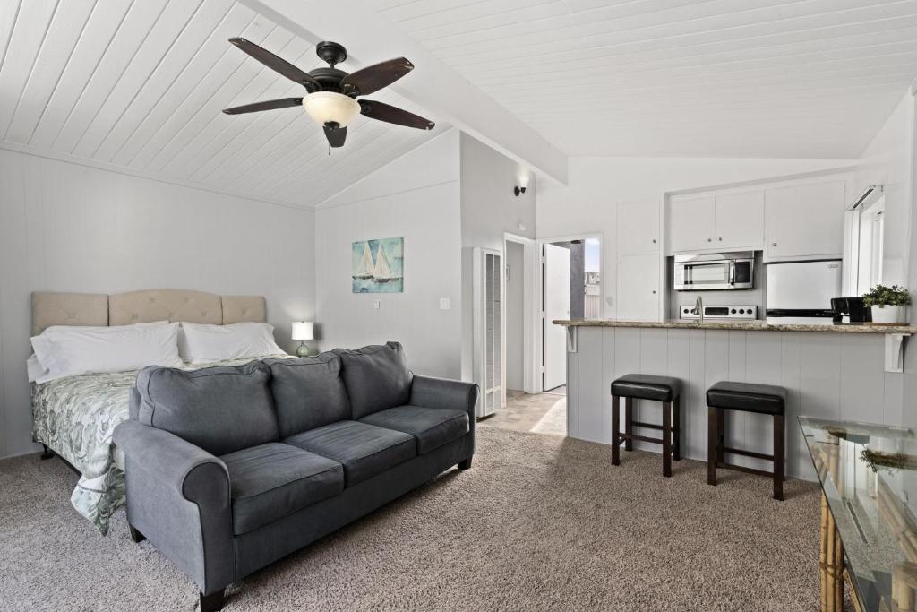 Cozy Studio W Deck In Prime Location Steps To Beach & Bay By Beachview Rentals, Newport Beach