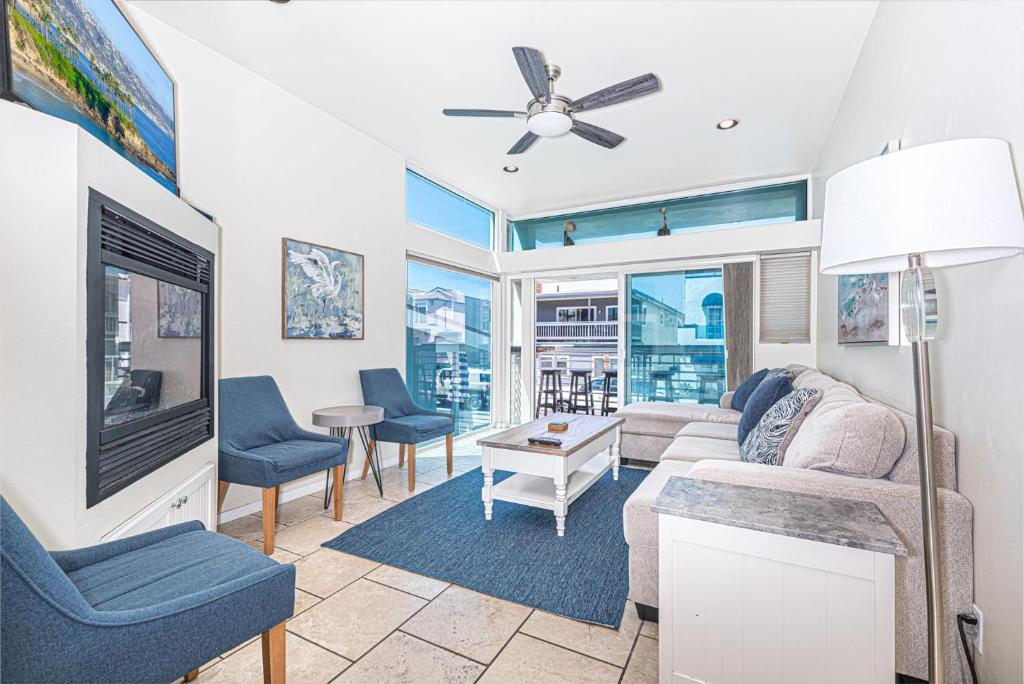 Modern Oceanview Trilevel Steps From 43Rd St Beach By Beachview Rentals, Newport Beach