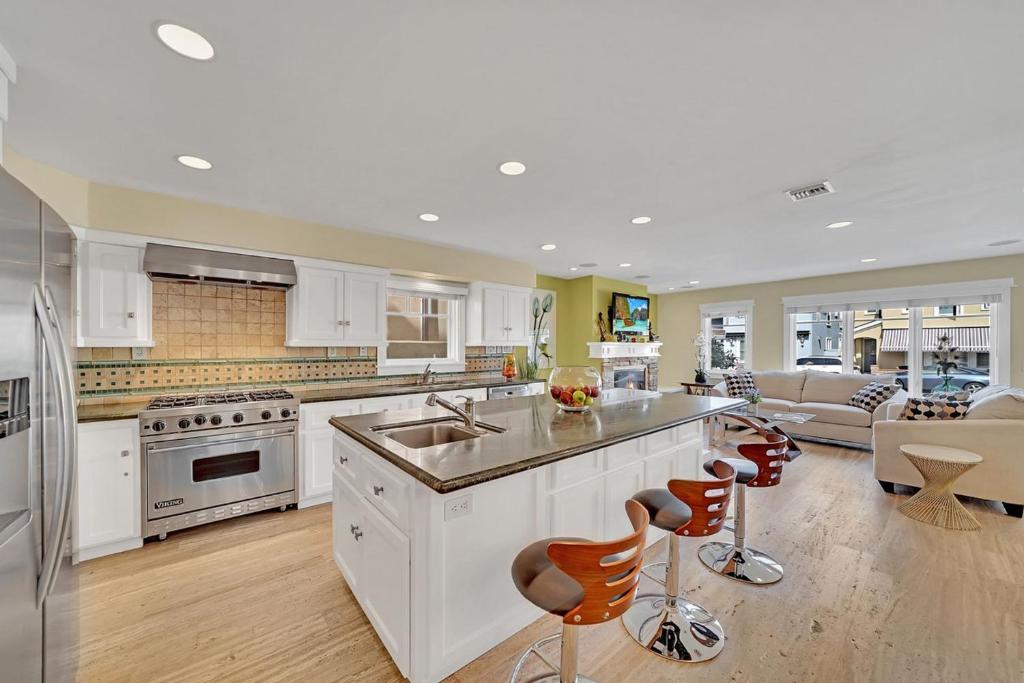 Spacious 5Br Beach Home W Dual Rooftop Decks & Ocean Views By Beachview Rentals, Ньюпорт-Бич