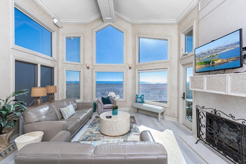 Oceanfront 2Br W Ac, Upgraded Interior, & Panoramic Views By Beachview Rentals, Newport Beach
