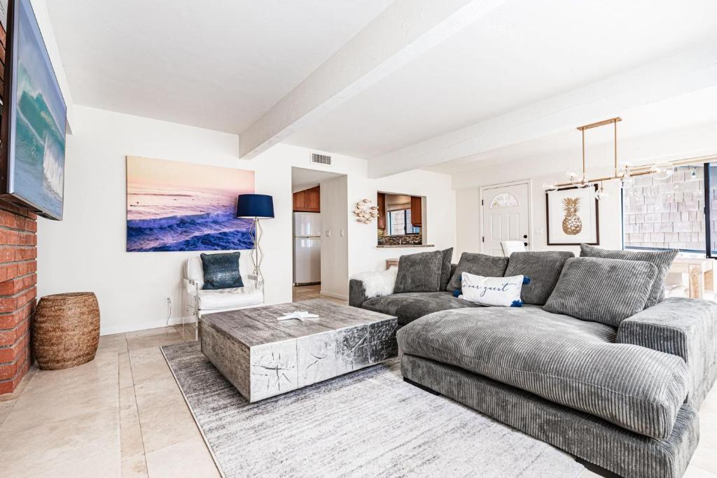 Modern Oceanfront 2Br W Panoramic Views & Boardwalk Access By Beachview Rentals, Newport Beach