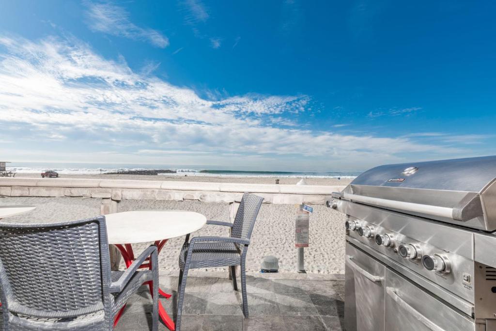 Affordable 4Br Oceanfront In Prime Walkable Location By Beachview Rentals, Newport Beach