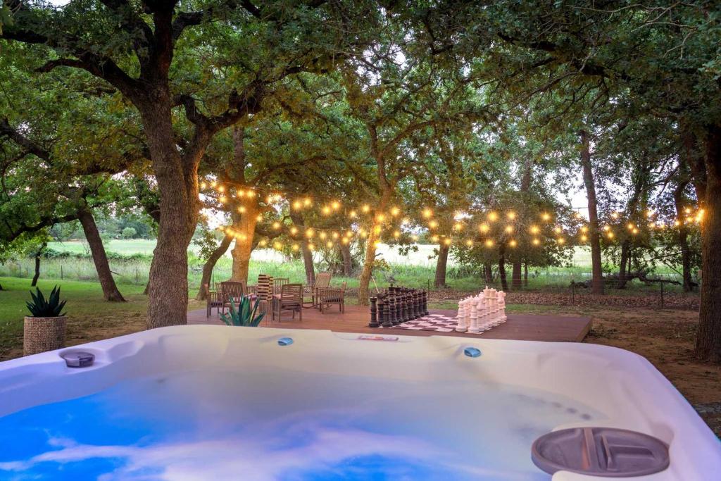 Birdsong - Hot Tub Lawn games Close to Wineries, Fredericksburg