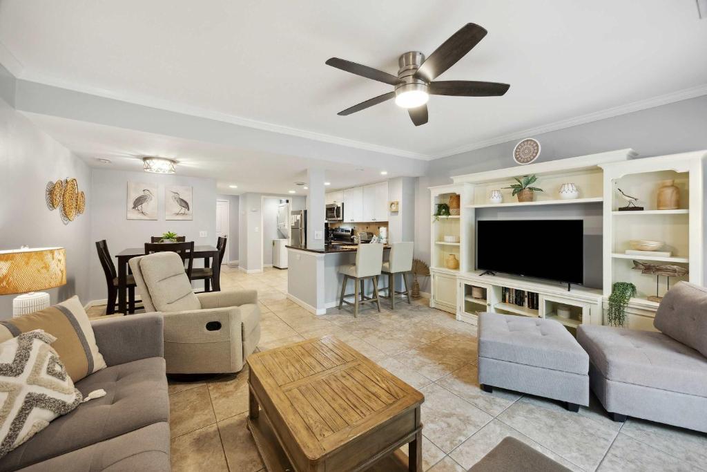 Sunny Days & Coastal Stays 2BR Villa in Coligny Beach, Hilton Head Island