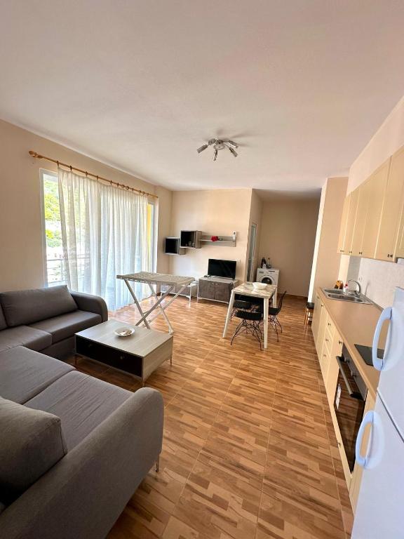 Seaview Escape, Vlorë