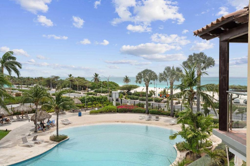 Beachfront - Deluxe View 1BR condo - E323-2, Palm-Eagle Beach