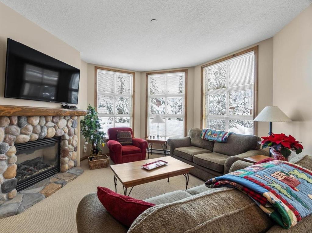 BEST LOCATION!! Steps from the Village, 4 Parking Spots, and Private Garage!, Sun Peaks