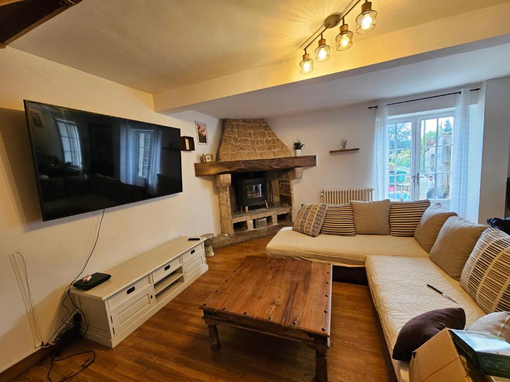 Maison avec piscine의 넓은 실내 공간 또는 수영장