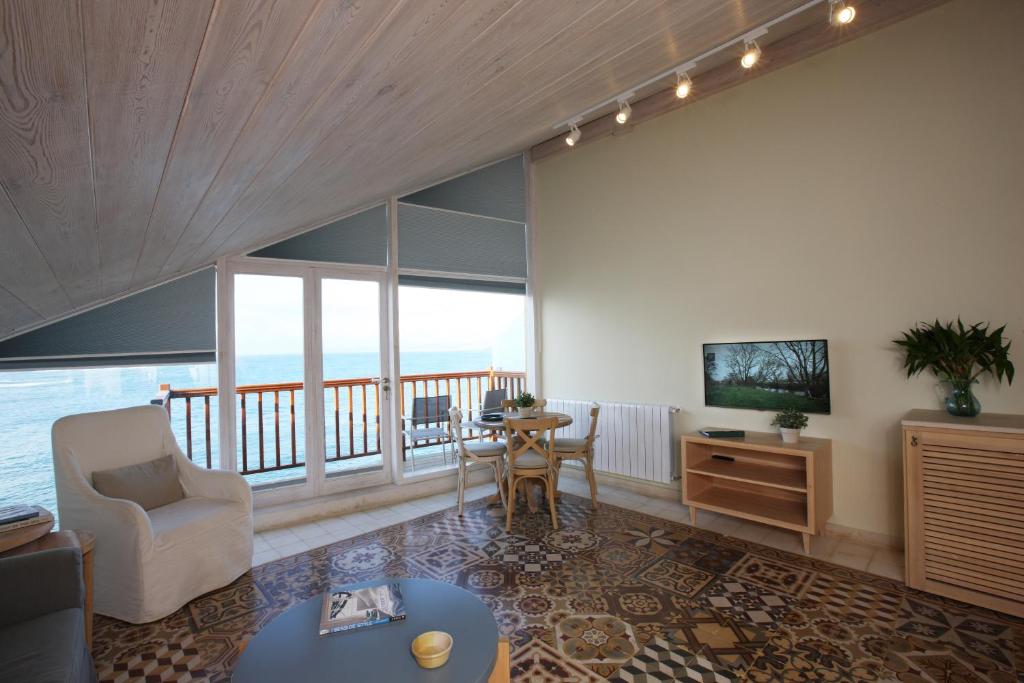 Shared lounge/TV area