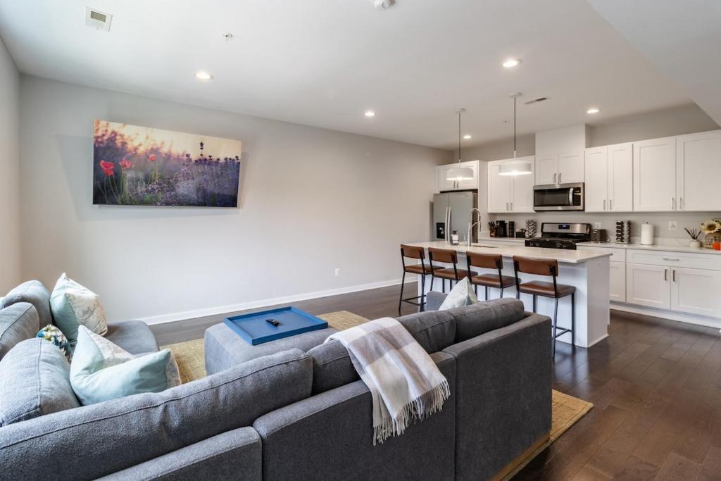 Modern & Spacious 3bd 3ba RoofDeck, Washington