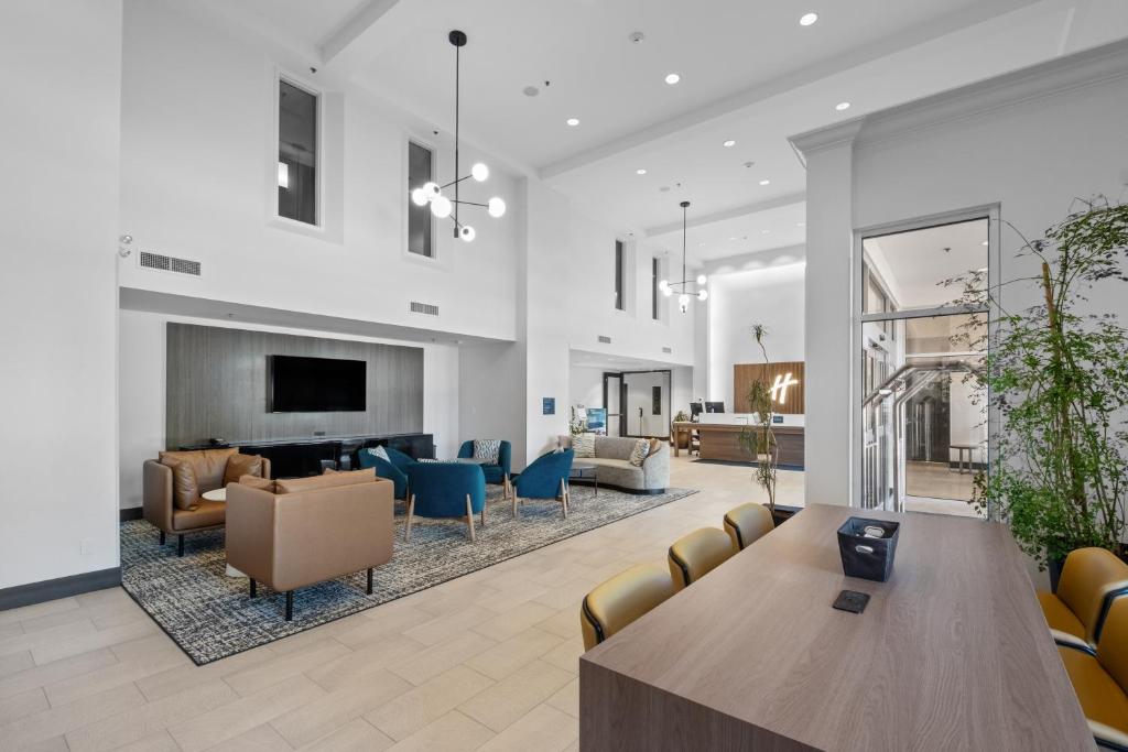 ホリデイ イン ホテル ＆ スイーツ サリー イースト クローバーデール バイ IHG (Holiday Inn Hotel & Suites Surrey East - Cloverdale By IHG) フロント・ロビー