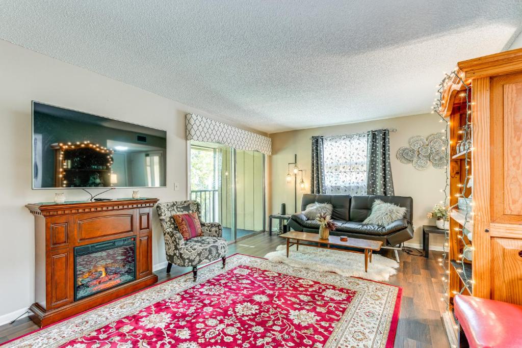 Condo with Pool and Beach Access Near Theme Park, Deltona