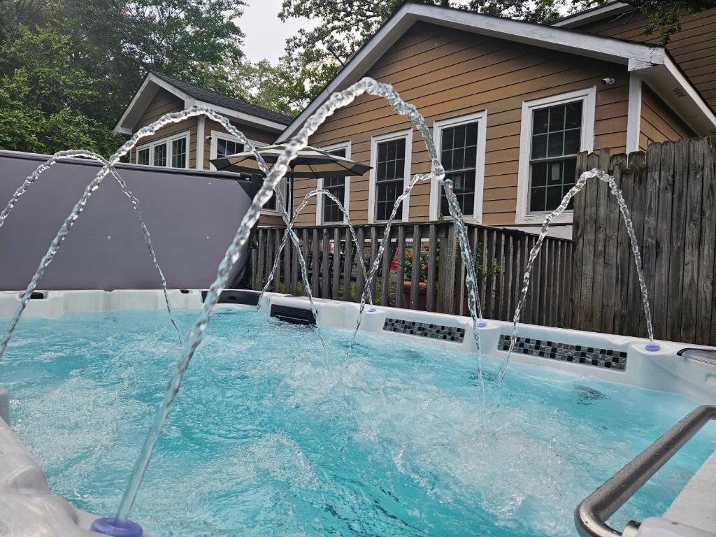Sleeps16, 11-Person Swim-Spa, 75 TV 4 Movie Nights, Spacious Home, Close To Downtown, Beltline, And Walk To Restaurants, 2-Person Bathroom Jacuzzi, Ping Pong, Atlanta