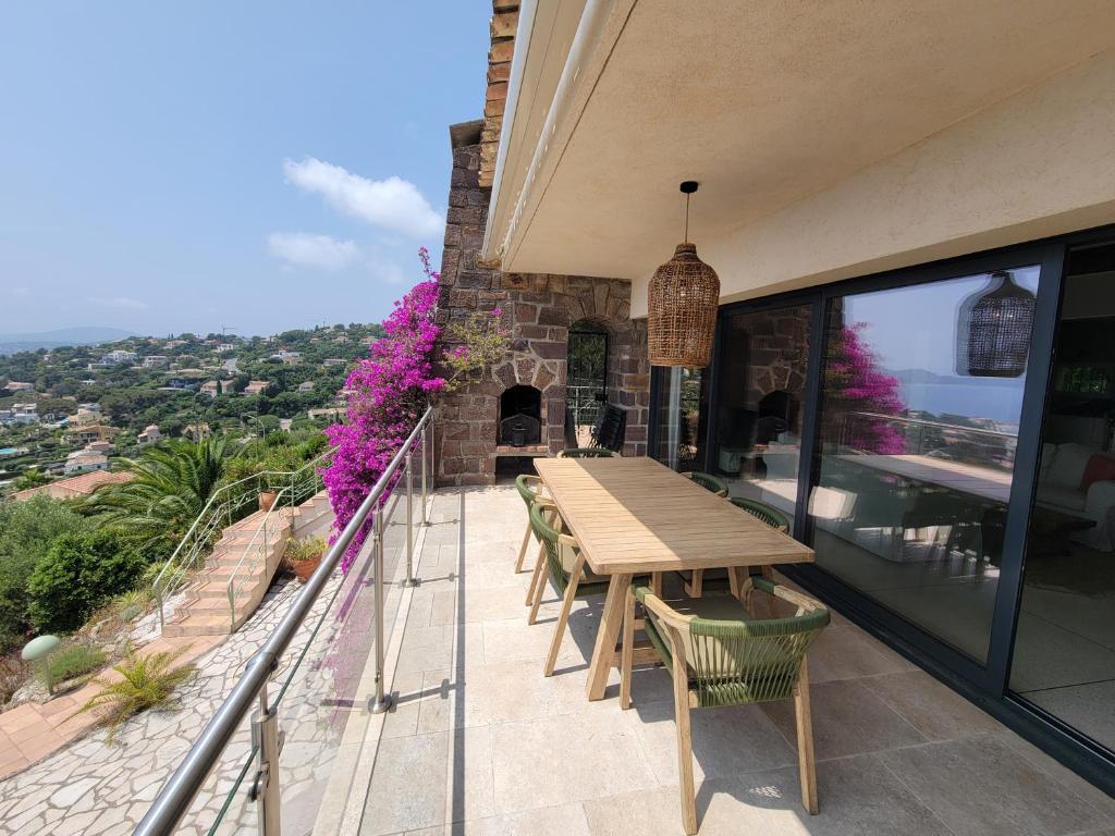 Familienfreundliche Villa Vistaero mit atemberaubenden Meerblick by Riviera Homelife Management - 5