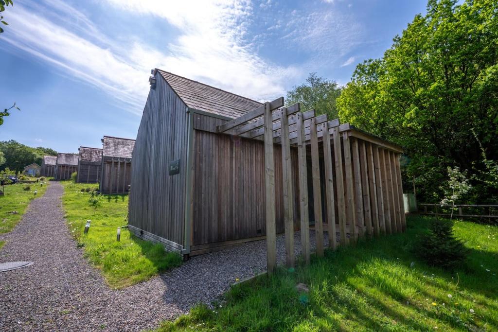 Mint Lodge 1BR with Hot Tub and Sauna near Black Mountain, Garnant