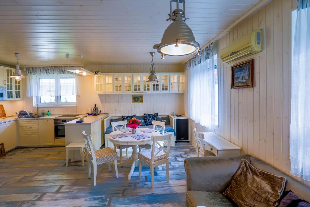 Balaton Row House, Tihany