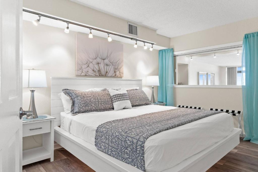 1 King BR Oceanfront Resort | Prime Location, Myrtle Beach