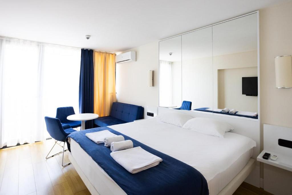 Apartment with sea and mountain view, Batumi