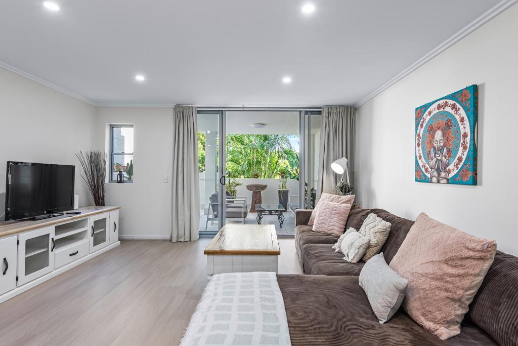 Spacious and Central Apt with HUGE Courtyard and Parking, Brisbane