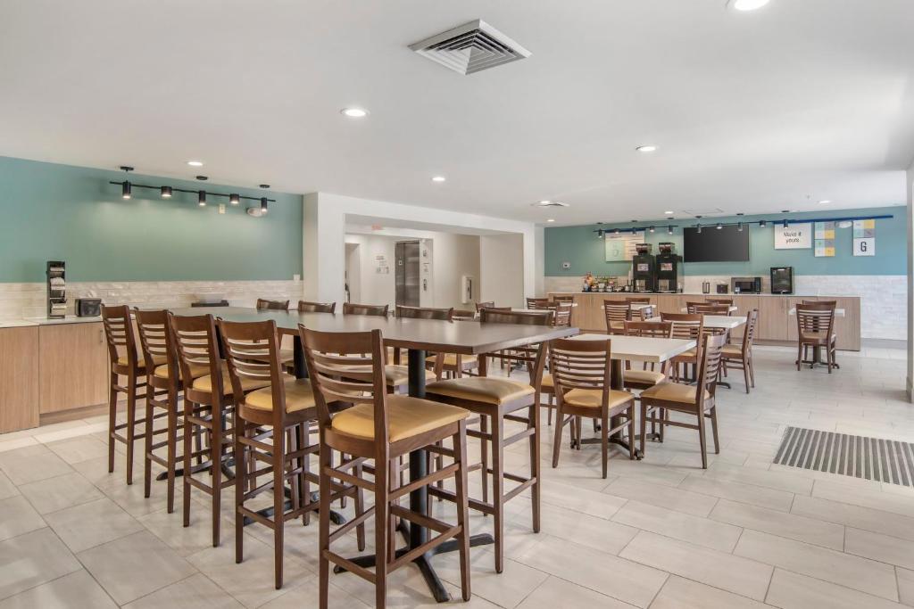 Food and beverages, Garner Hotel Panama City Beach Northeast By IHG in Panama City (FL)
