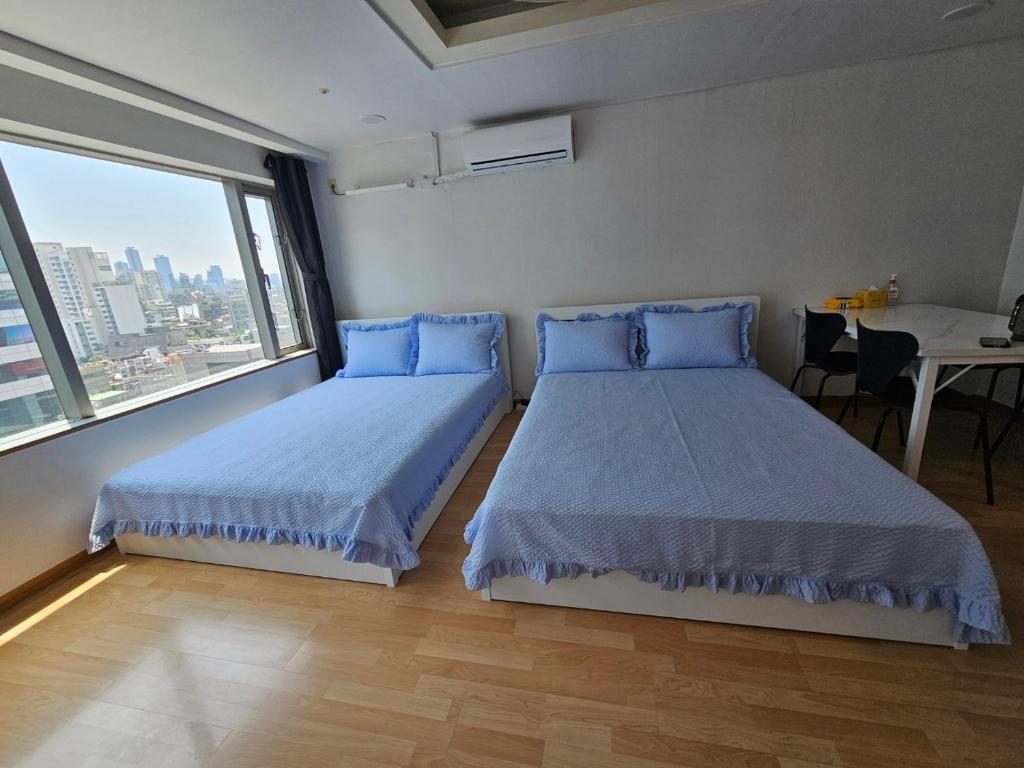 Hongdae Guesthouse5 - 1min from Hongik Uni station Exit #1, Seúl