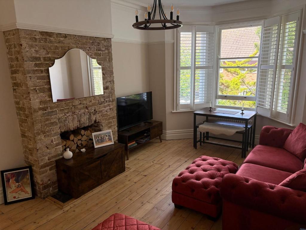 Pretty period property sleeps 4 guests with shared garden, Worthing
