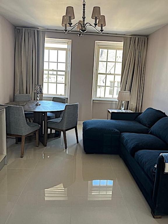 New Royal Mile Residence Quiet Spacious and Comfortable Flat with Large Balcony and Great Views Top Floor No Lift, Edimburgo