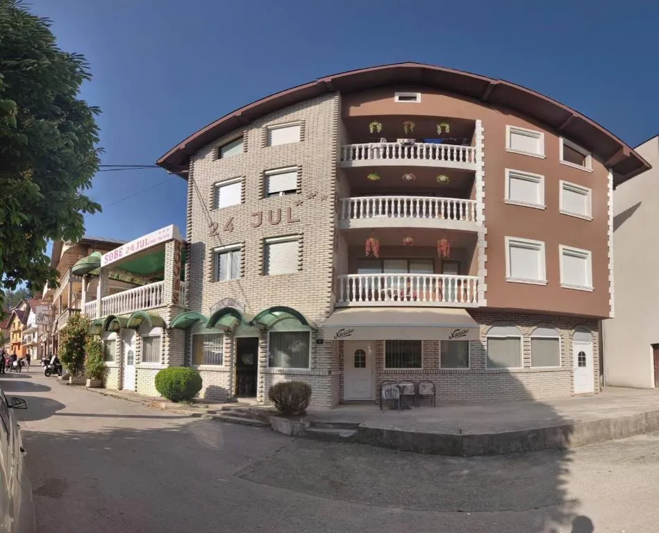 Hotel 24 jul，位于普列夫利亚的酒店