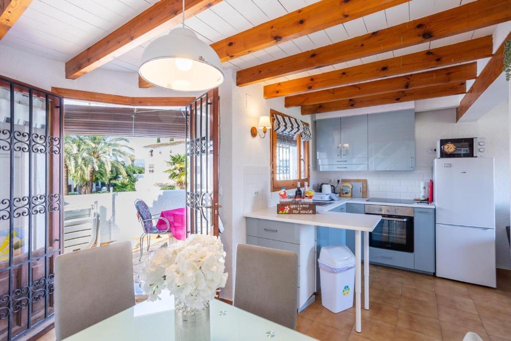 Gorgeous, sunny apartment with mountain views - 3