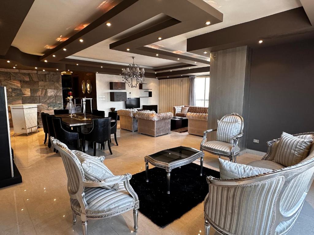 Modern Spacious Apartment in Nasr City near City Stars and Shopping, Káhira