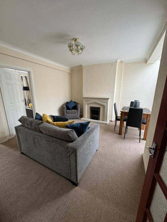 Hull House - Spring bank West - fridge freezer, Washing machine, sleeps 8, Hull