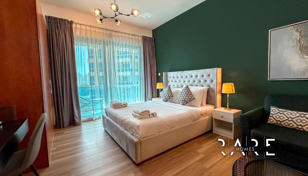 Rare Holiday Homes - Lake View - The Crescent Tower A - Near Me'aisem Mall - R702, Dubai